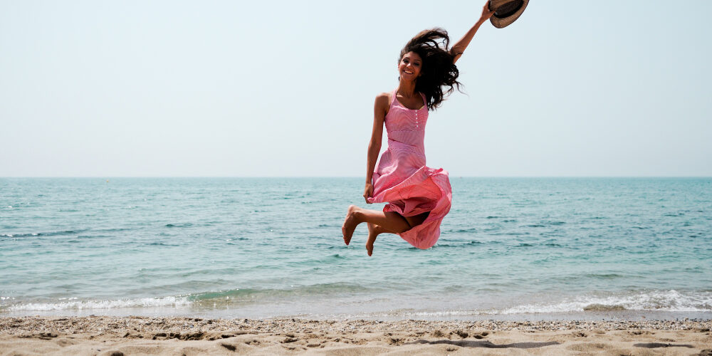 mujer-llena-energia-playa